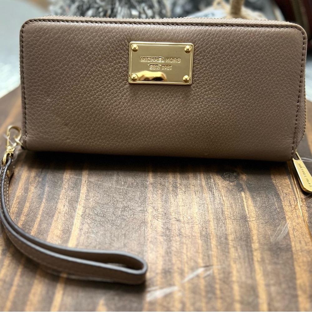 Michael kors wristlet wallet